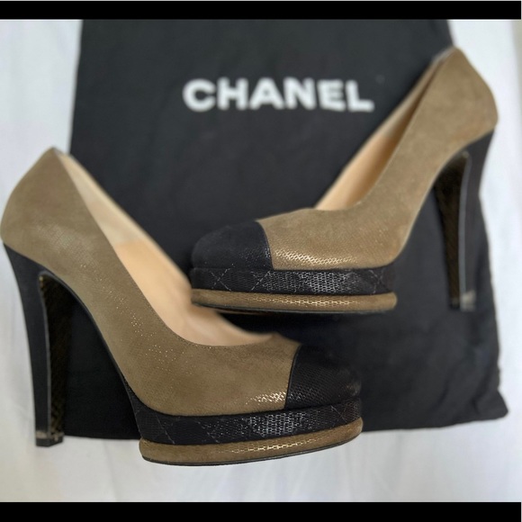 Authentic CHANEL Gold/ Black Leather Pumps - Picture 3 of 5